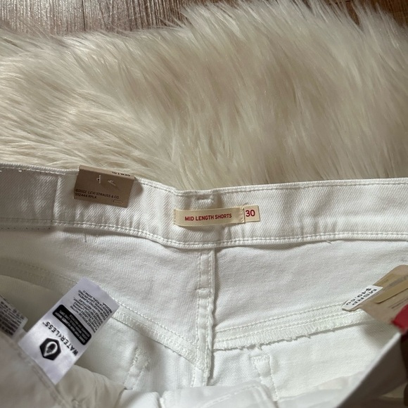 LEVI’S Mid Length Woman’s Shorts In White - Picture 5 of 6